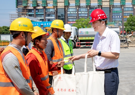 JT20220920省總工會(huì)慰問(wèn)01_副本.jpg
