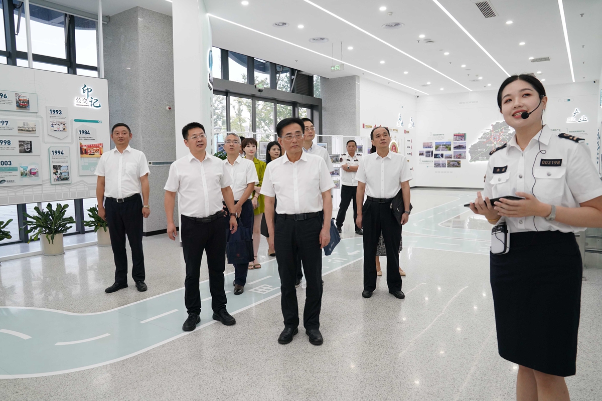 2024.9.11-1何宇健（左二）、薛佳平（左三）（水若石攝）.jpg