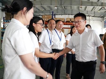 【20240906】集團(tuán)領(lǐng)導(dǎo)慰問(wèn)交通學(xué)校教師，何宇健（右一）（李阿梅攝）.jpg