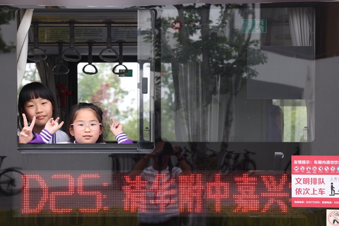 【外媒】市本級打造首條小學(xué)生定制公交錄用4月17日嘉興日報(bào)第1版趙穎碩攝 (1)_副本.jpg